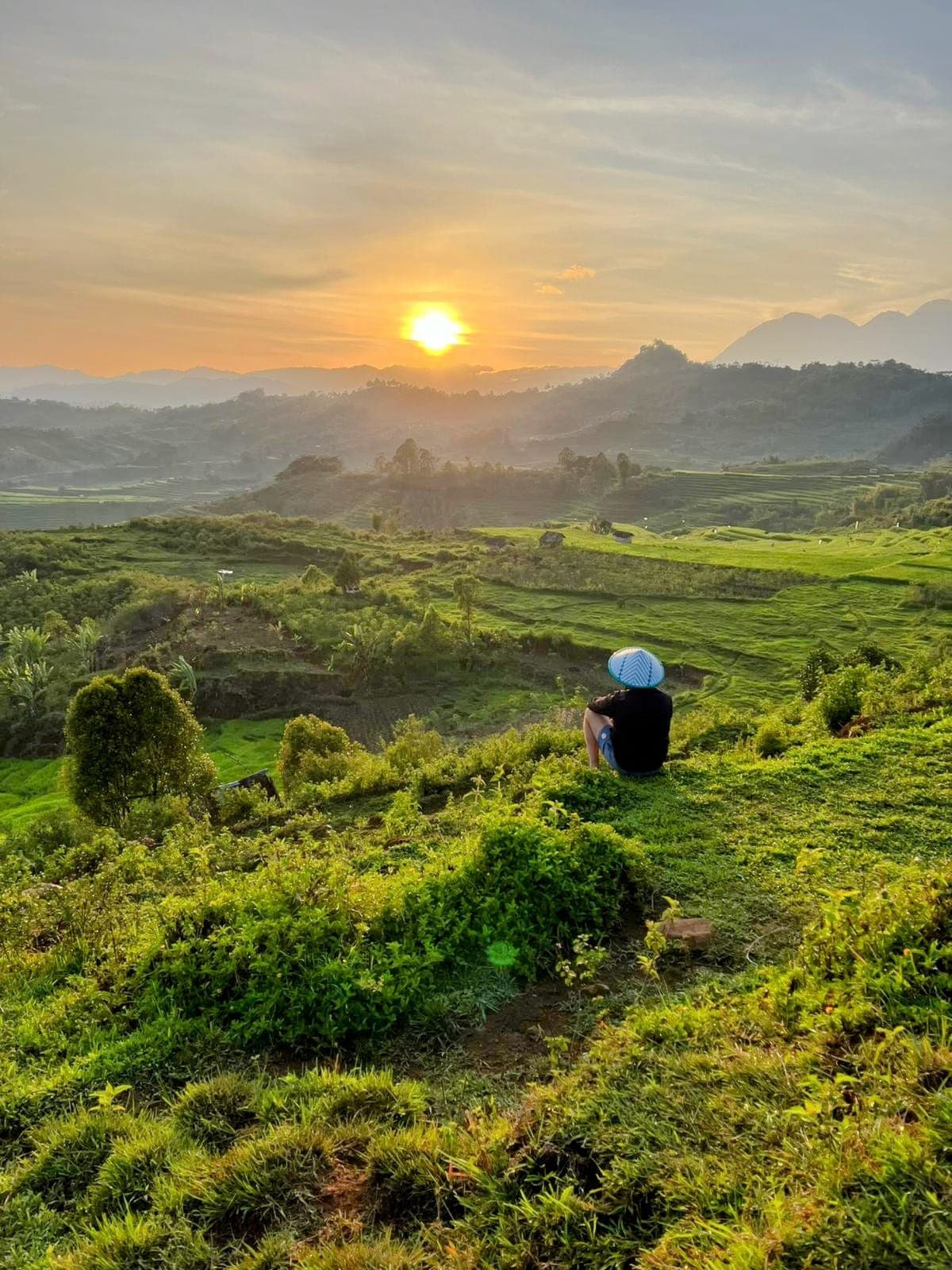 Lever de soleil face aux rizières à Ruteng