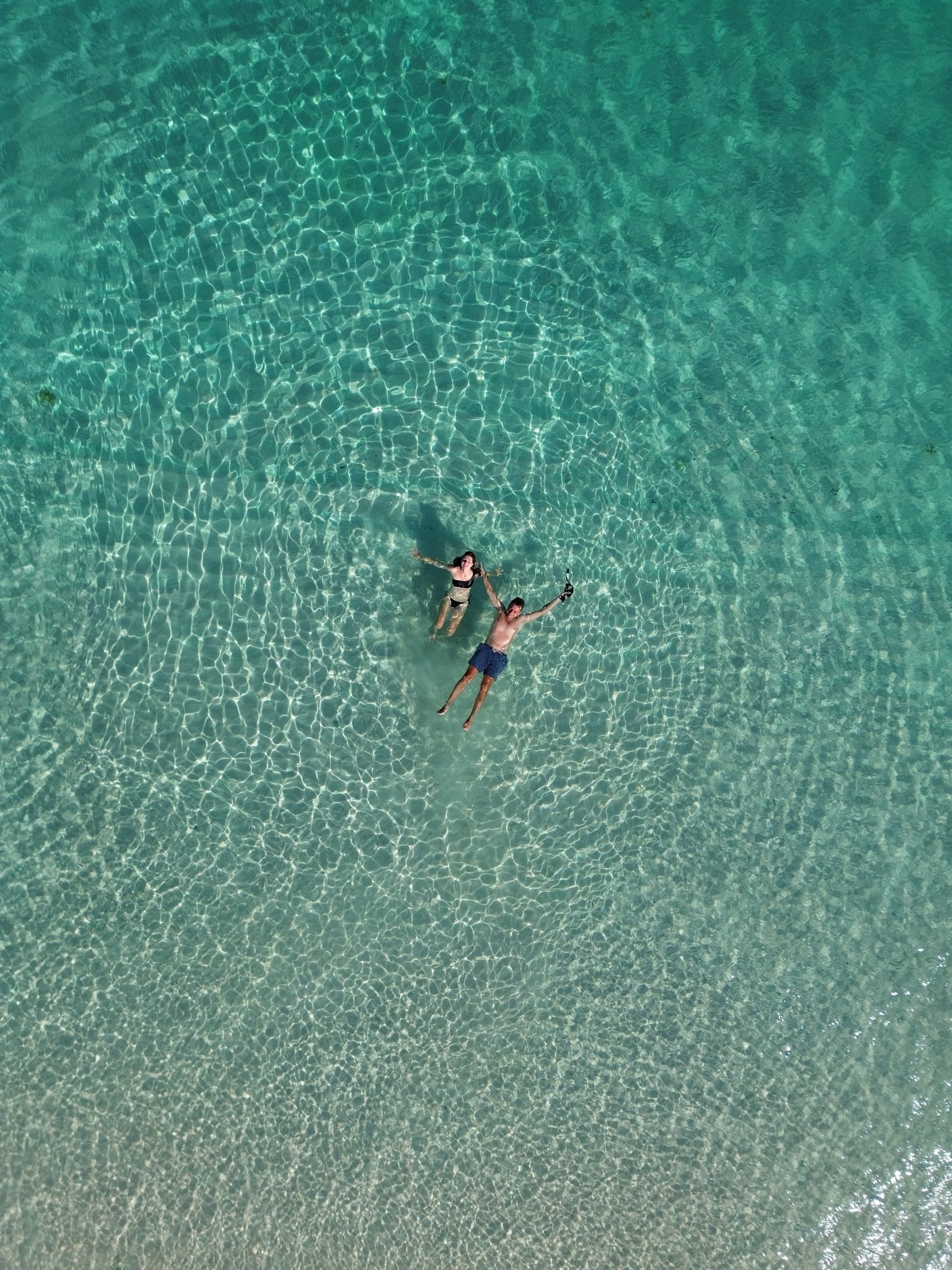 Baignade dans les eaux de Florès