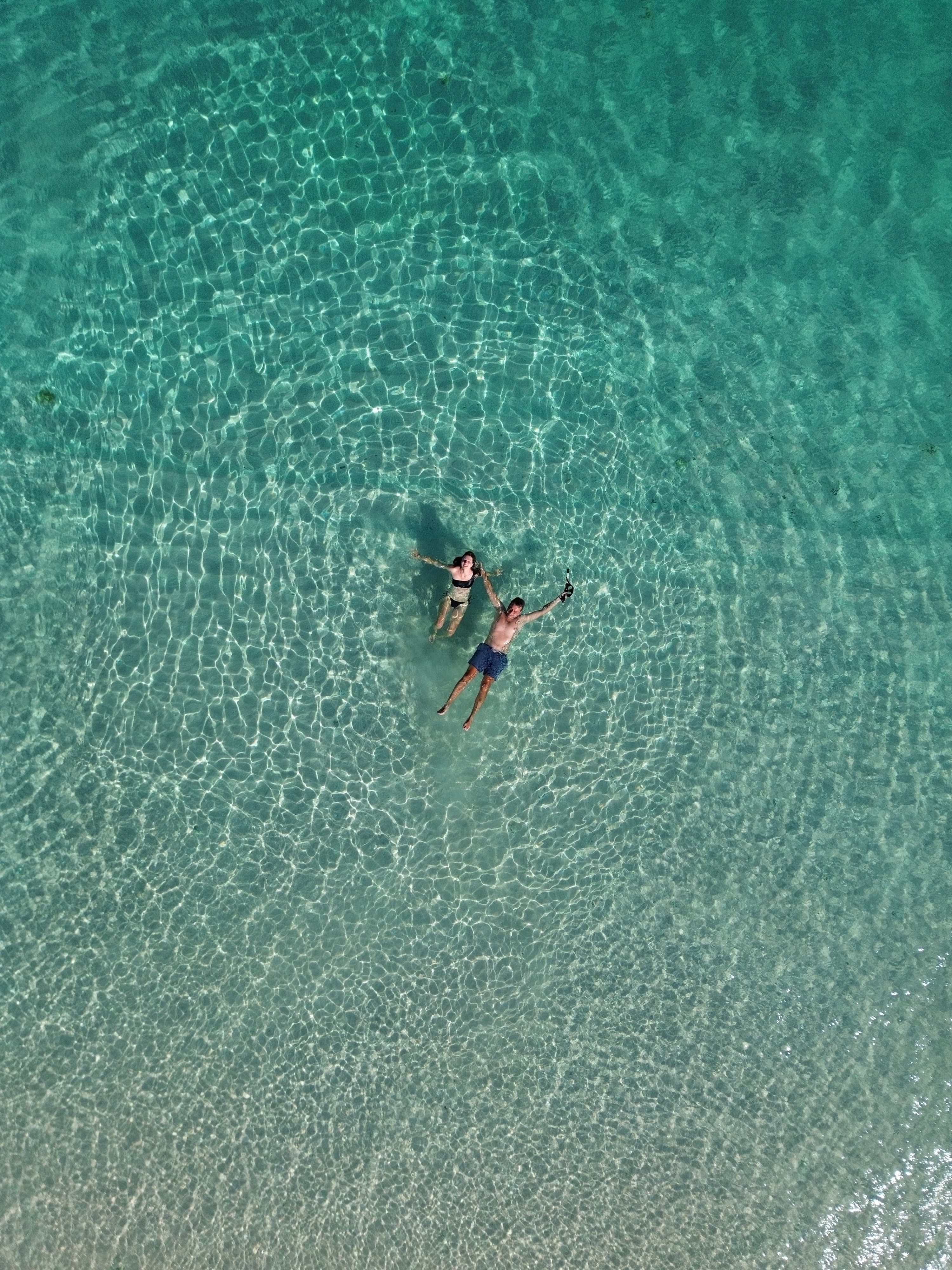 Baignade dans les eaux de Florès